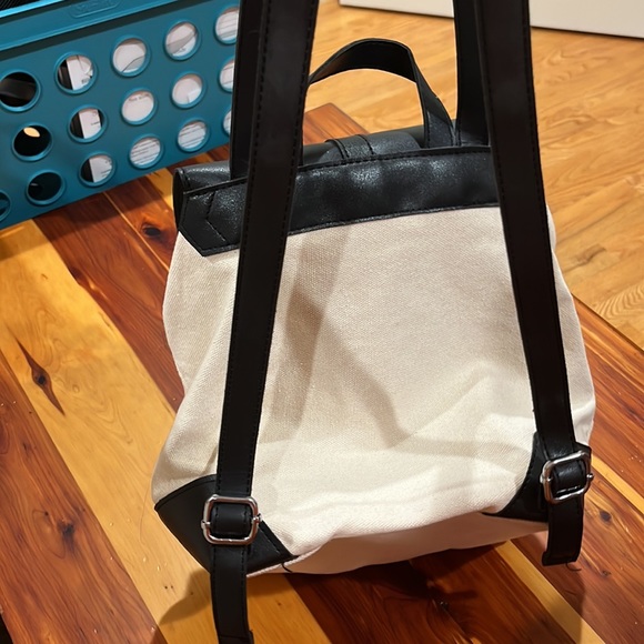 Backpack - Picture 4 of 8